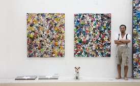 村上隆和他的狗，《Pom》，《全速前进》，《黑暗物质在可见空间的最远处》，《蓝色花朵与头骨》(2012年)，Kaikai Kiki Co.， Ltd工作室，埼玉，日本，2012年