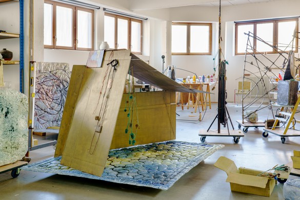 Tatiana Trouvé的工作室，法国蒙特勒伊，2021年。图片来源:Florian Kleinefenn