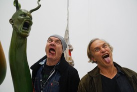 达米恩·赫斯特和阿什利·比克顿在伦敦新港街画廊的装置作品中，约2017年