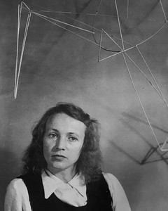 伊莎贝尔·瓦尔德伯格，建筑(1943)，在她的工作室，纽约，1943年。