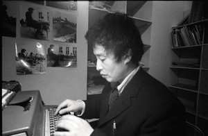 艺术家白南准在打字机上书写黑白照片。