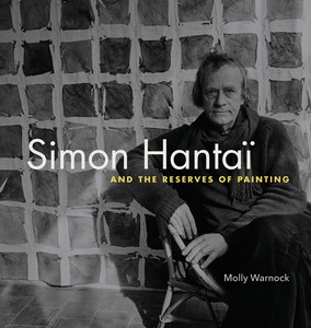 莫莉·沃诺克的《西蒙Hantaï和绘画的储备》封面。西蒙Hantaï在一幅画前。黑白照片。