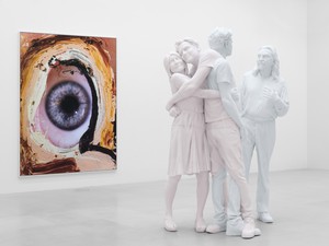 乌尔斯·费舍尔的展览《Leo》装置视频。一幅眼睛的画和三个人的雕塑。