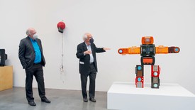 乔恩·霍夫曼和约翰·g·汉哈特站在白南准的“酚醛机器人”前