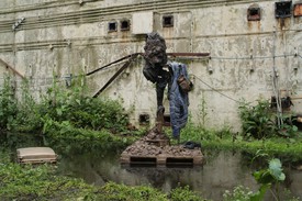 Tatiana Trouvé，居民，装置视图，水上夹克雕塑，奥福德内斯，萨福克，英格兰